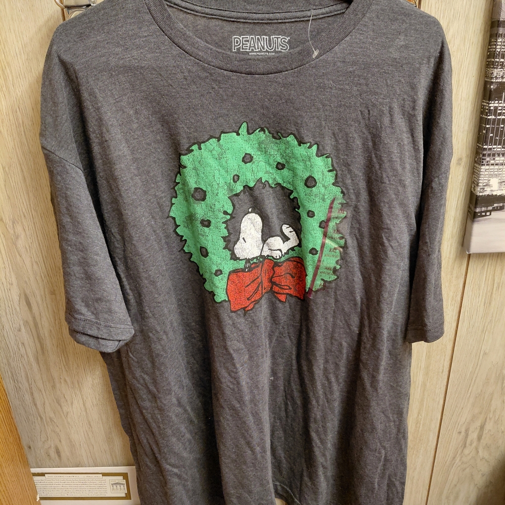 Peanuts Charcoal Tee with Snoopy in Green Wreath